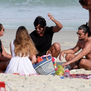 Bruno Gissoni e Yanna Lavigne curtem praia com amigos