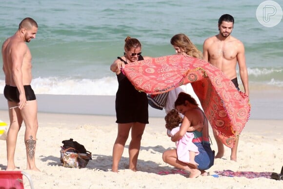 Madalena se diverte no colo de Yanna Lavigne com brincadeira na praia