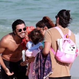 Rodrigo Simas vai à praia com Bruno Gissoni, Yanna Lavigne e amigos