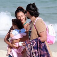 Bruno Gissoni curte dia de praia ao lado de Yanna Lavigne e da filha, Madalena