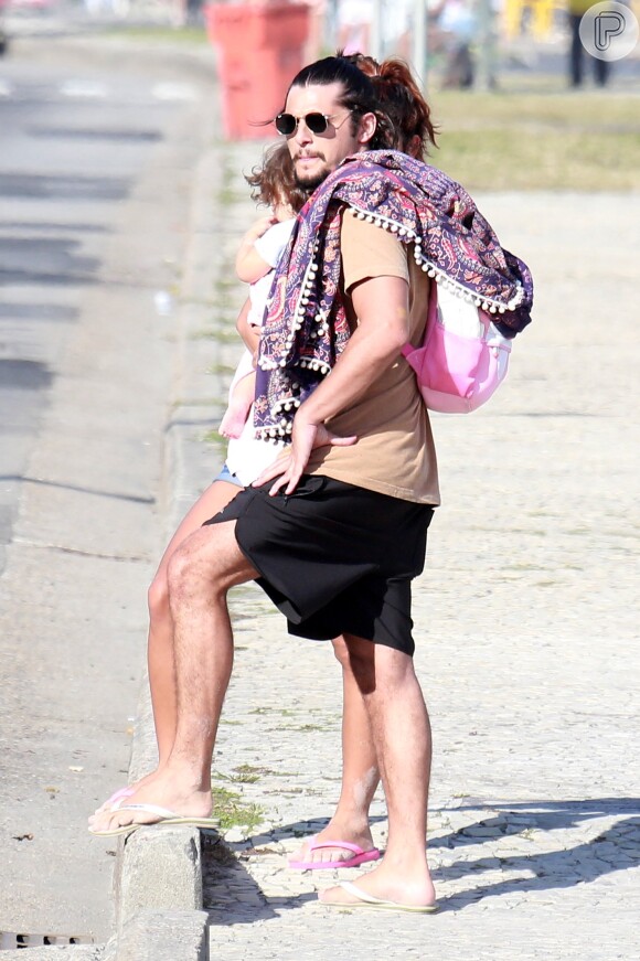 Bruno Gissoni e Yanna Lavigne são fotografados deixam praia com a filha, Madalena