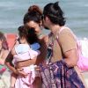 Bruno Gissoni e Yanna Lavigne deixam praia com a filha, Madalena