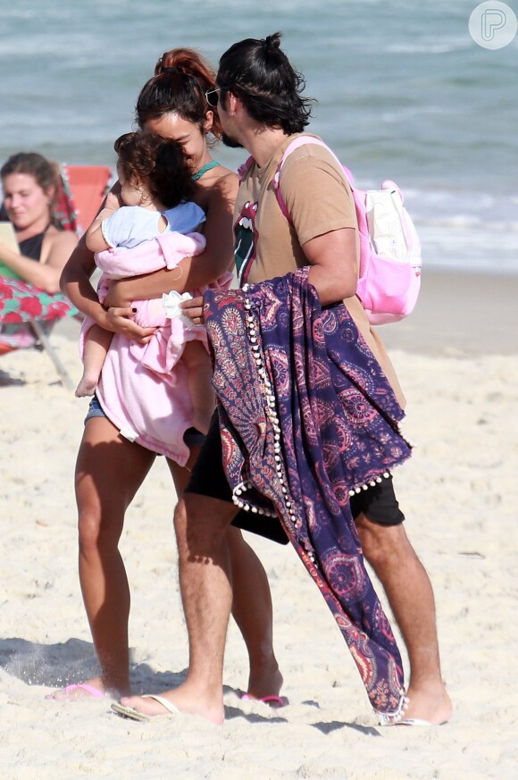 Bruno Gissoni e Yanna Lavigne deixam praia com a filha, Madalena