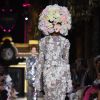Schiaparelli: vestido traz transparência com aplicações de flores. Efeito 3D em alta