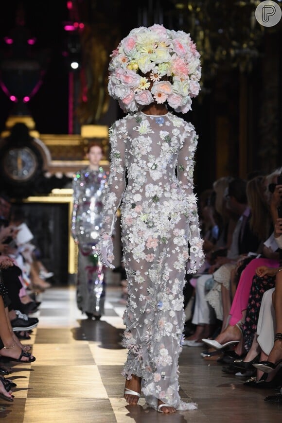 Schiaparelli: vestido traz transparência com aplicações de flores. Efeito 3D em alta