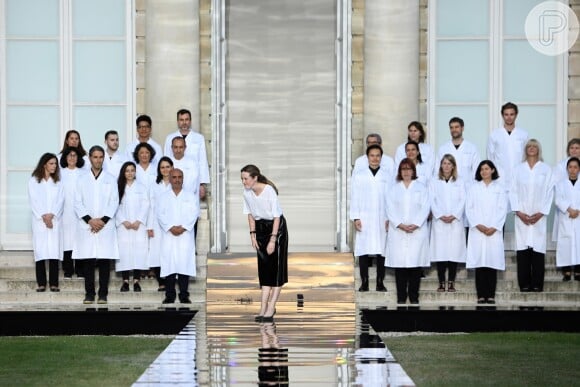 Desfile da Givenchy traz homenagem às costureiras da grife