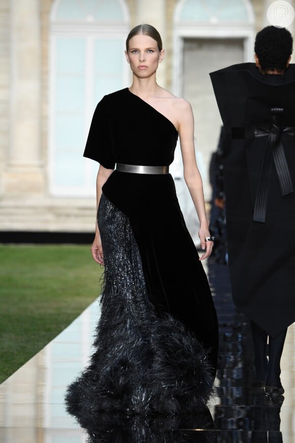 No desfile da Givenchy, na Semana de Alta-Costura em Paris, o minimalismo deu a tônica da coleção