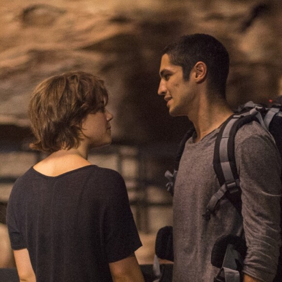 Hermano (Gabriel Leone) e Maria (Alice Wegmann) batem-boca quando ele apresenta Simplício (Lee Taylor) na delegacia no capítulo de terça-feira, 10 de julho de 2018 da série 'Onde Nascem os Fortes'