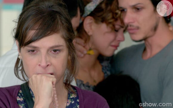 Cora (Marjorie Estiano/ Drica Moraes) faz um escândalo fingindo desespero no velório de Eliane (Vanessa Giácomo/ Malu Galli), em 'Império'