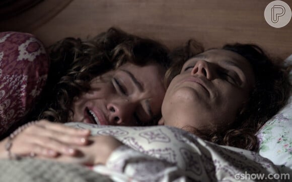 Cristina (Leandra Leal) chora a morte da mãe, em 'Império'