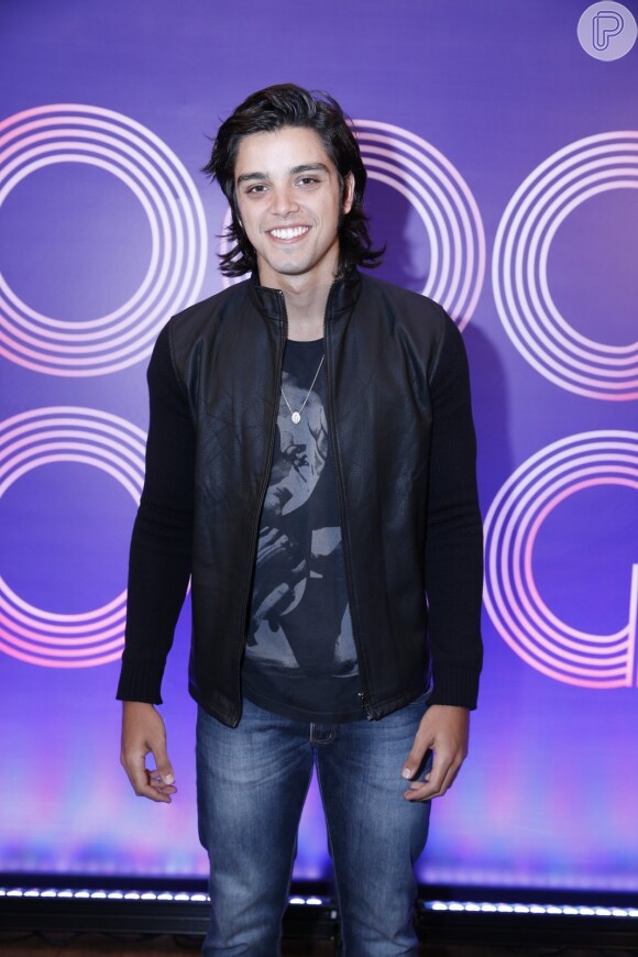 Rodrigo Simas se juntou ao elenco de 'Boogie Oogie' para a coletiva da trama