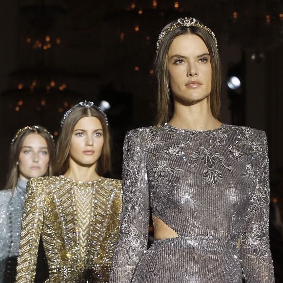 Alessandra Ambrosio brilha no desfile de Zuhair Murad na semana de alta-costura em Paris
