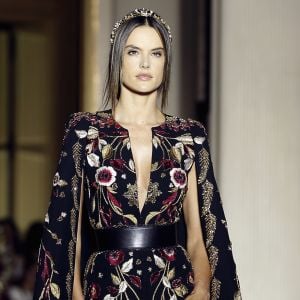 Inspiração russa! Alessandra Ambrosio brilha no desfile de Zuhair Murad em Paris nesta quinta-feira, dia 04 de julho de 2018