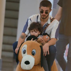 Chay Suede se diverte com sobrinho, Pedro, em shopping do Rio