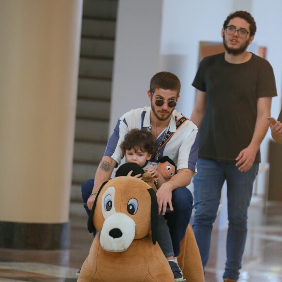 Chay Suede curte passeio em família no shopping da Gávea, localizado na zona sul do Rio de Janeiro, na noite desta quarta-feira, 4 de julho de 2018