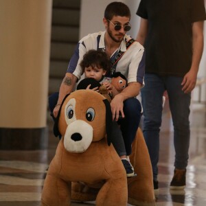Chay Suede curte passeio em família no shopping da Gávea, localizado na zona sul do Rio de Janeiro, na noite desta quarta-feira, 4 de julho de 2018