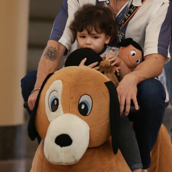 Chay Suede curte passeio em família no shopping da Gávea, localizado na zona sul do Rio de Janeiro, na noite desta quarta-feira, 4 de julho de 2018