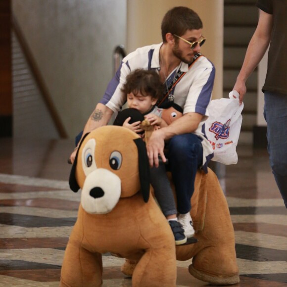 Chay Suede curte passeio em família no shopping da Gávea, localizado na zona sul do Rio de Janeiro, na noite desta quarta-feira, 4 de julho de 2018