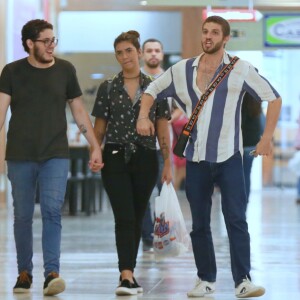 Chay Suede diverte irmão, Henrique, em ida ao shopping