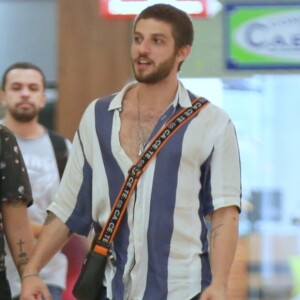 Chay Suede usou camisa listrada, calça jeans e tênis branco em passeio