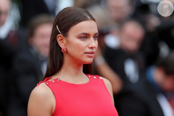 Com uma presilha discreta no cabelo, a modelo Irina Shayk cruzou o tapete vermelho do Festival de Cannes 2018