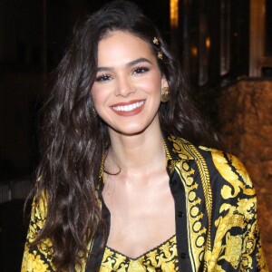 Bruna Marquezine escolheu presilhas com detalhes dourados para a ocasião