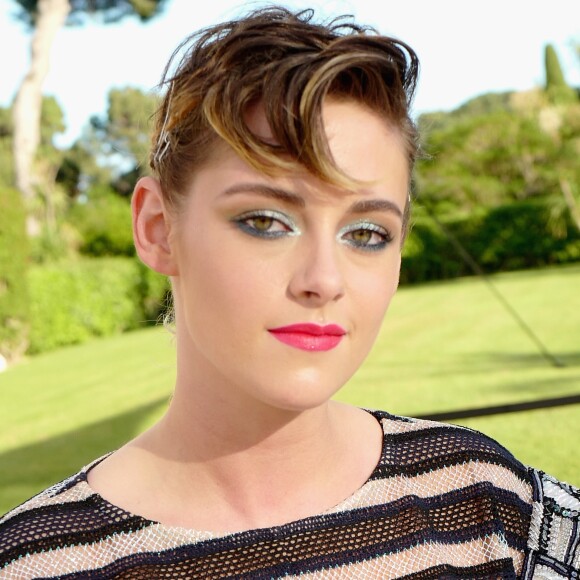 O penteado diferenciado de Kristen Stewart chamou atenção em coquetel em Antibes, na França, durante o Festival de Cannes 2018
