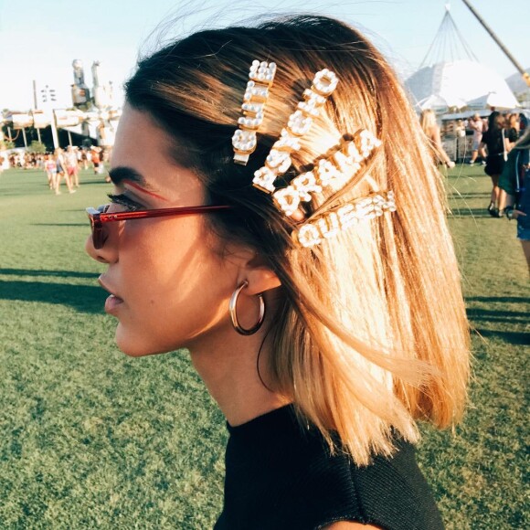 As presilhas também podem ser usadas enfileiradas: a cantora Manu Gavassi combinou peças com palavras que formavam a frase 'cute psycho drama queen', ou 'rainha do drama fofa e psicótica', no Coachella 2018