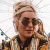 A apresentadora Fernanda Paes Leme optou por manter o cabelo todo preso e finalizar o penteado com grampos no Coachella 2018