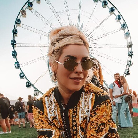 A apresentadora Fernanda Paes Leme optou por manter o cabelo todo preso e finalizar o penteado com grampos no Coachella 2018