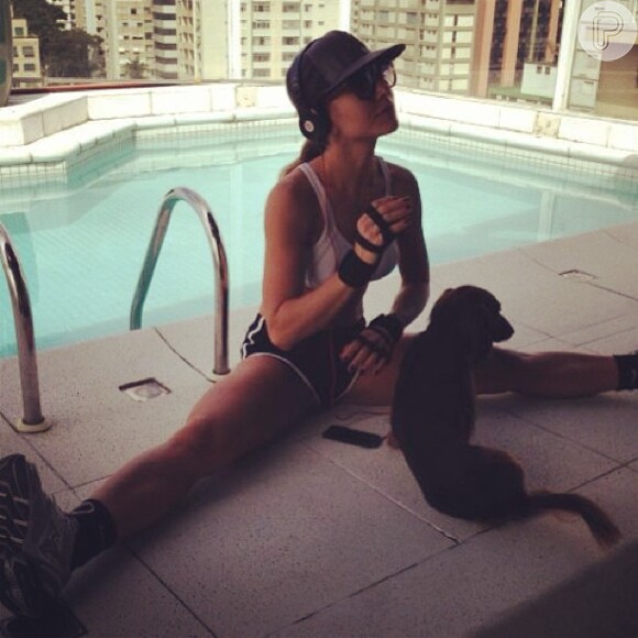 Sabrina Sato se alonga à beira da piscina de seu apartamento em São Paulo