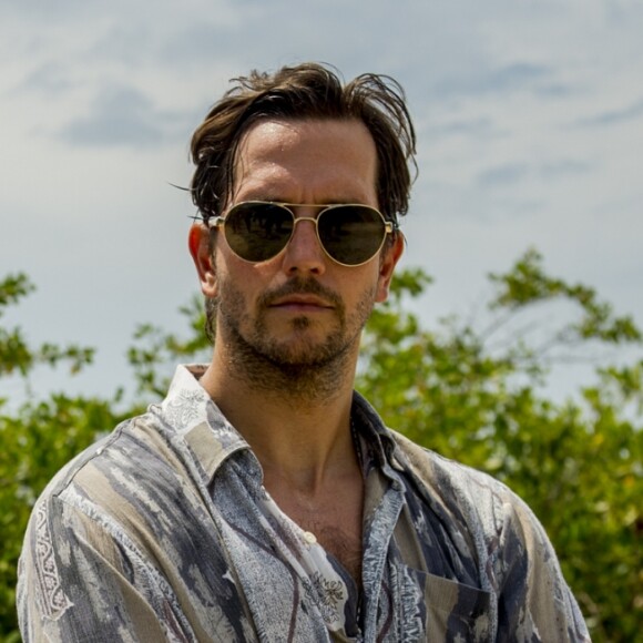 Remy (Vladimir Brichta) provoca Galdino (Narcival Rubens) ao encontrar revistas para o público gay nos próximos capítulos da novela 'Segundo Sol': 'O rei do cangaço dorme no armário?!'