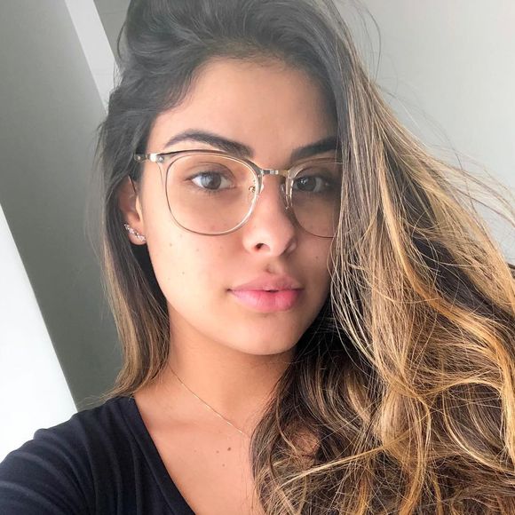 Munik Nunes passou por uma transformação feita pelo hairstylist Romeu Felipe e apoio do colorista Lucas Kampos, adotando o visual morena iluminada cappuccino