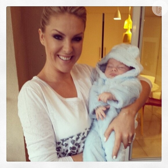 Ana Hickmann apresenta o filho Alexandre Jr., nascido em março de 2014
