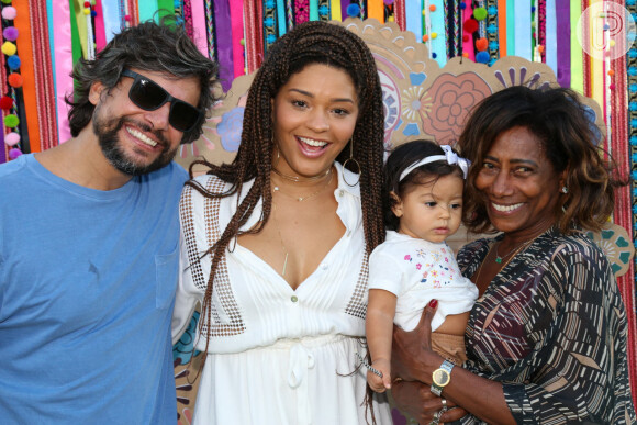Juliana Alves viaja em família para Bahia para evento de moda infatil