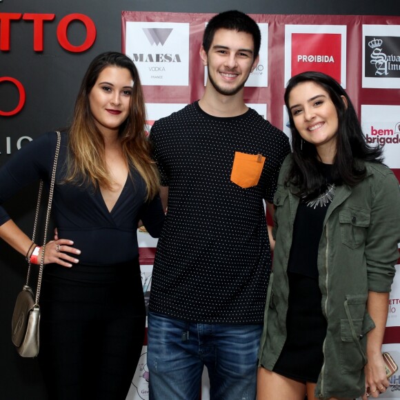 Fátima Bernardes e os filhos Vinícius e Laura torceram juntos pela seleção brasileira nesta sexta-feira, 6 de julho de 2018