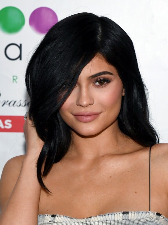 Kylie Jenner explicou que começou a fazer preenchimento após um trauma no primeiro beijo