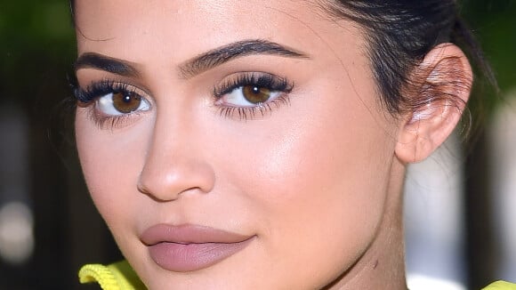 Kylie Jenner exibe lábios finos em foto e revela: 'Me livrei do preenchimento'