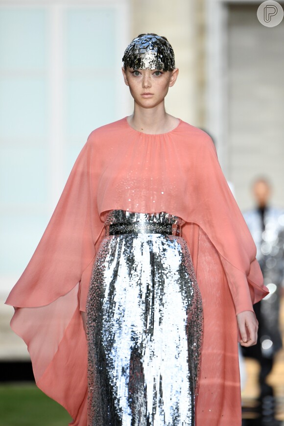 Rosa salmão sobre bordado prateado em look de cintura marcada da Givenchy