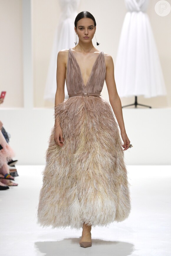 O modelo Dior de corte clássico é valorizado pelo movimento das pluminhas