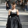 O look de saia ampla da Chanel realça a cintura e valoriza o colo