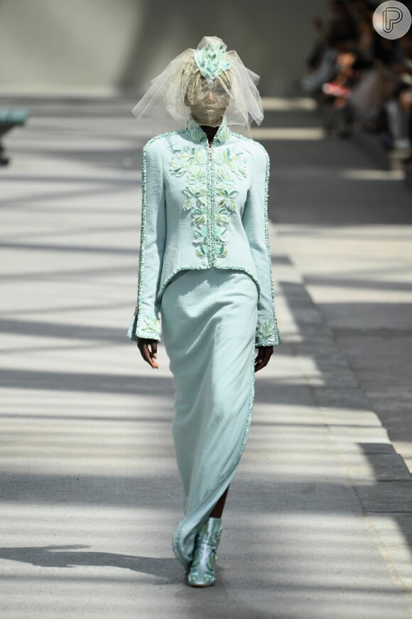 É vestida com um tom de verde pastel que a noiva da Chanel se apresenta na passarela