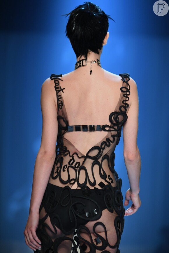 Sensualidade explícita no look Gaultier, com bordados gráficos sobre tule transparente