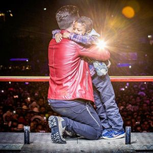 Wesley Safadão recebeu fã mirim no palco durante show em São Paulo neste domingo, 8 de julho de 2018