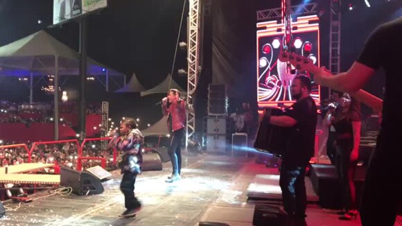 Wesley Safadão cantou com fã de 5 anos em Itapecerica, em São Paulo