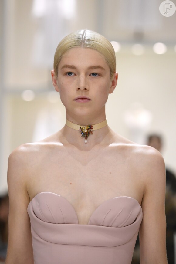 O mesmo fez a Dior, que trouxe modelos só com batom rosinha para dar cor ao visual