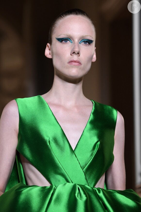 Em um verde metálico, a sombra da Valentino traz uma proposta com olhos poderosos