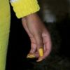 Ludmilla coloriu as unhas de amarelo