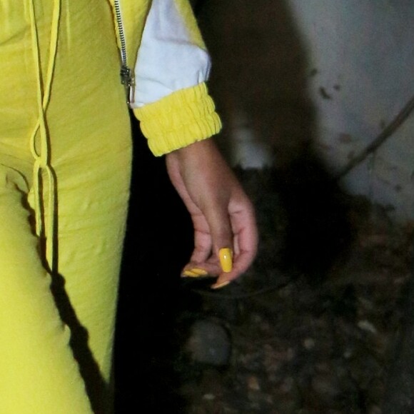 Ludmilla coloriu as unhas de amarelo