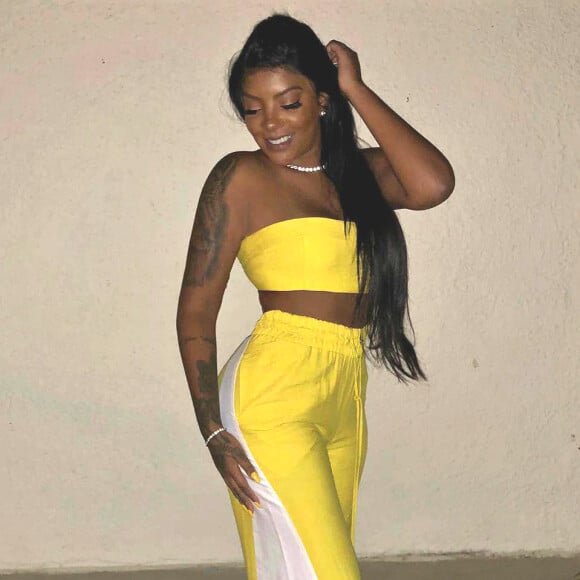 Ludmilla usou bomper, top tomara que caia e calça pantalona da marca Skazi